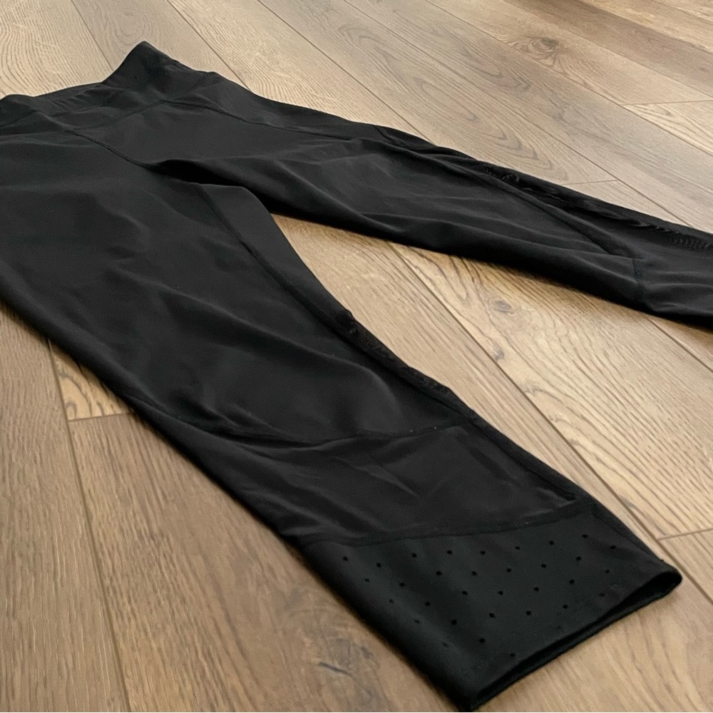 Athleta Laser Mesh Sonar Capri Leggings Black